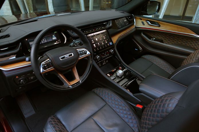 Veel leer, echt hout en gefreesd aluminium in het interieur van de nieuwe Jeep. Het merk wil klanten weg snoepen bij merken zoals BMW en Volvo