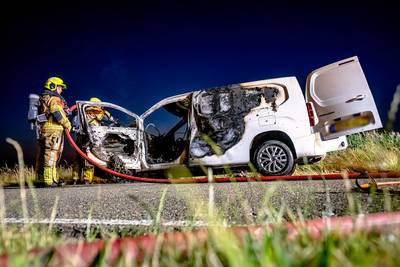 Bestuurder ontsnapt op tijd uit in brand gevlogen bestelbus in Made
