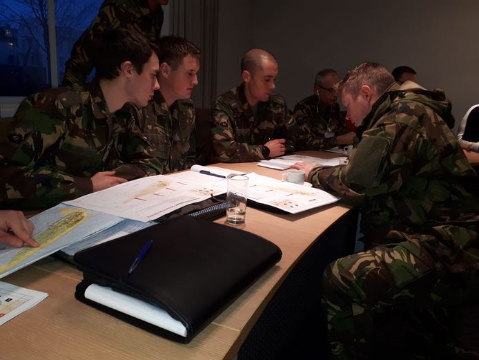 Militairen nemen op Schiermonnikoog het draaiboek van de opruimactie door.