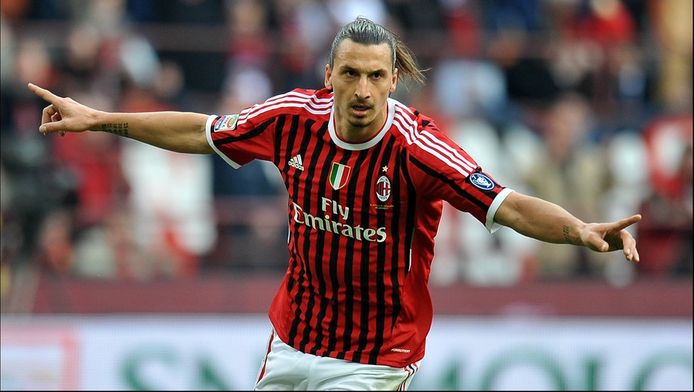 draagbaar zin Productie Zlatan Ibrahimovic schiet haarband naar journaliste | Buitenlands Voetbal |  hln.be