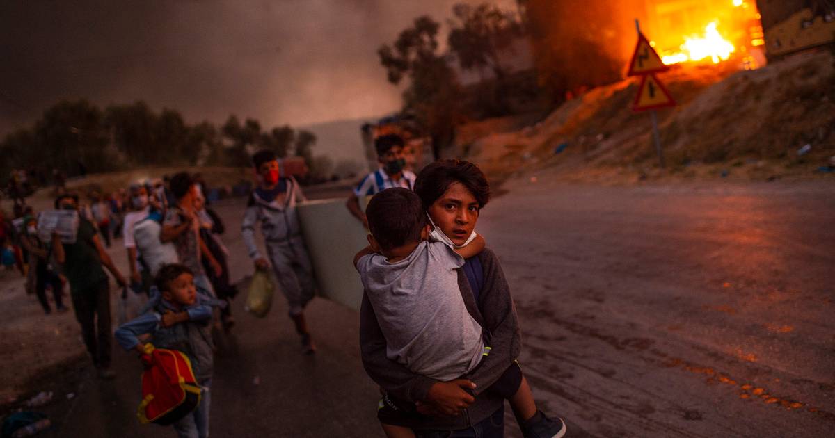 Afghanen tien jaar de cel in voor brand in kamp Moria ...