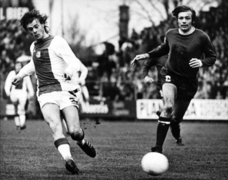 Als speler van FC Utrecht in 1973 in achtervolging op Rep van Ajax. Beeld anp
