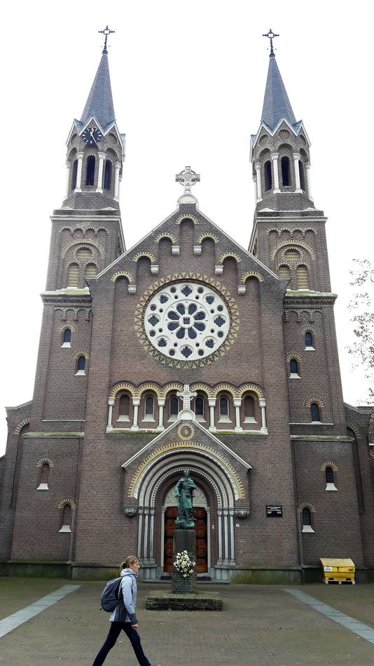 De Onze Lieve Vrouwekerk of Paterskerk aan de Kade in Roosendaal.