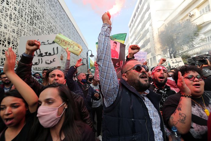 In Tunis, de hoofdstad van Tunesië,  zijn zaterdag honderden betogers op straat gekomen om de moord op twee linkse politici in 2013 te herdenken.