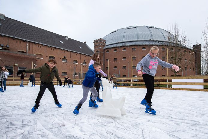 De jeugd tot 17 jaar kan deze vakantie gratis schaatsen op de ijsbaan op het binnenterrein van voormalige gevangenis De Koepel in Breda.