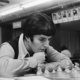 Legendarische schaakster heeft wél tegen mannen gespeeld, en klaagt Netflix aan om Queen’s Gambit