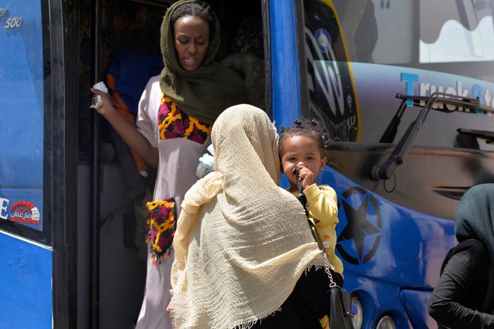 Soedanese vluchtelingen stappen uit een bus in Egypte.