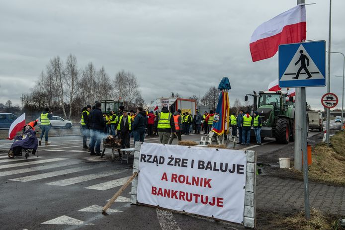 Hier protesteren Poolse boeren aan de grens met Oekraïne.