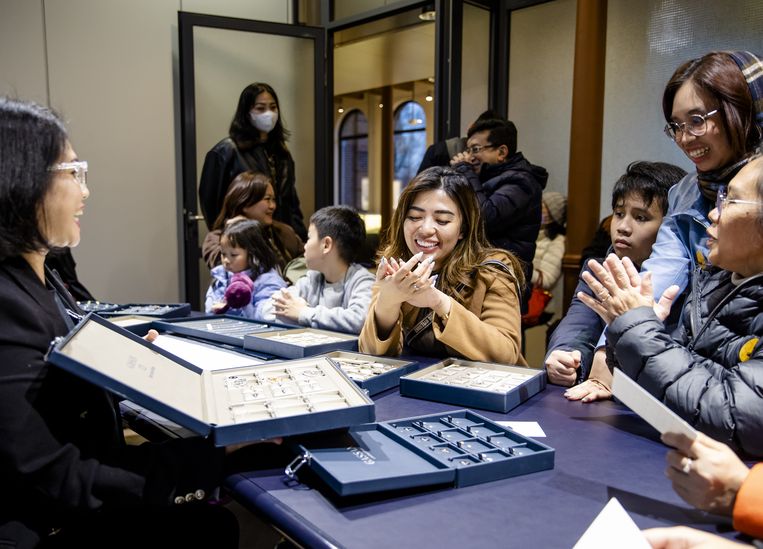 Toeristen bij het Amsterdamse Gassan Diamonds.  Beeld ANP 