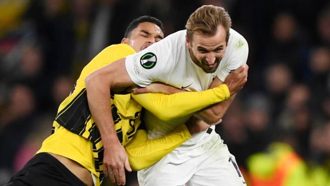 Vitesse-aanvoerder Doekhi schrok even van intensiteit Spurs: ‘Er gebeurde van alles’