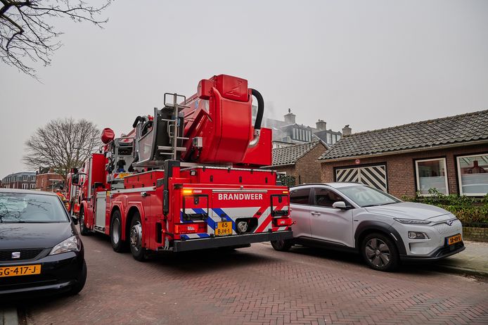 Aan de Burgemeester Serrarislaan in Breda heeft woensdagmiddag rond een 17.35 uur een brand gewoed in een woning