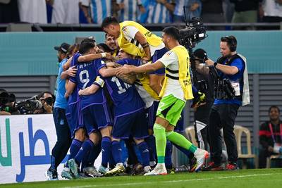 Argentinië ondanks penaltymisser Lionel Messi groepswinnaar, verliezend Polen door op basis van doelsaldo