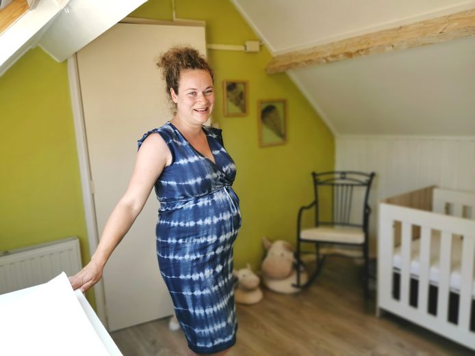 Lois Merckx in de babykamer.