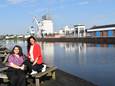 Een mooi uitzicht op de Enschedese haven, waar we te weinig mee doen. Dat vinden Yvonne Schmidt (rechts) en Janneke Woltjer, die de eerste Enschedese Havendag organiseerden.