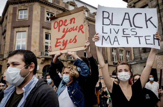 Demonstranten tijdens het protest op de Dam. Diverse antiracismeorganisaties houden in het land manifestaties.