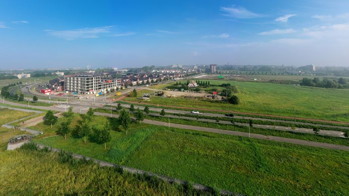 De woonterpen komen aan de zuidwestkant van de Markiezaatsweg.