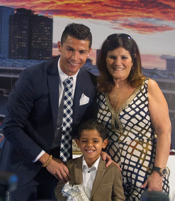 Oktober 2015: Maria Dolores met haar zoon en kleinzoon, Cristiano Ronaldo Junior.