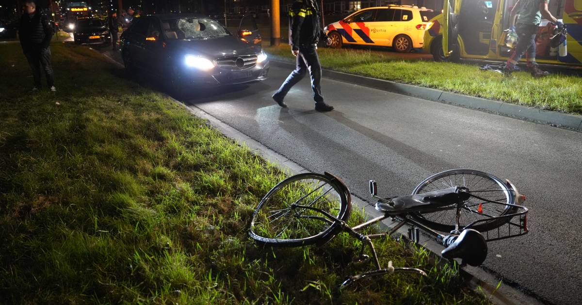 Fietser zwaargewond door nachtelijke aanrijding met taxi in Arnhem.