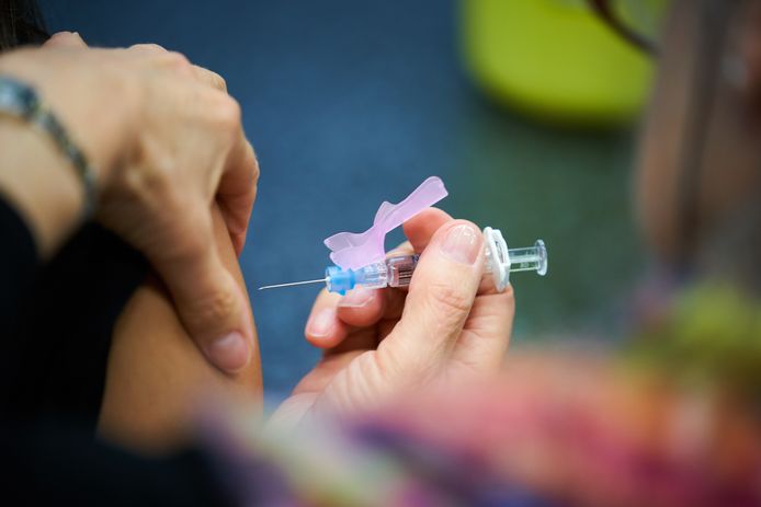Beeld van een meningokokkenvaccinatie voor tieners in Den Haag, eerder dit jaar