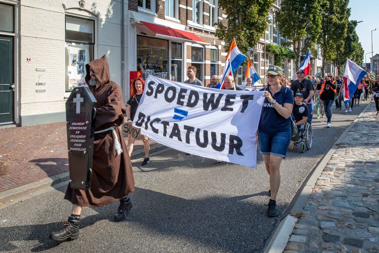 Nederlandse demonstranten tegen de coronamaatregelen, hier actief tijdens een demonstratie in Zeeland, heeft ook veel kritiek op de vaccins. Beeld Marcelle Davidse