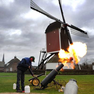 Carbidschieten midden in het dorp: is dat wel een goed idee? Nee, zegt Sint Anthonis nu