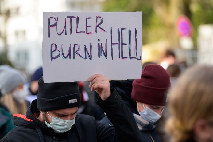 Een protestbord bij het Russische consulaat in Hamburg, afgelopen donderdag. Putler is een in Oekraïne populaire samentrekking van de achternamen van Vladimir Poetin en Adolf Hitler.