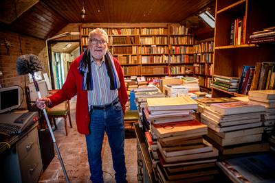 Ad Maas (83) uit Leende wil van zijn 8000 boeken af: ‘Ik wil niet dat mijn kinderen er straks mee zi