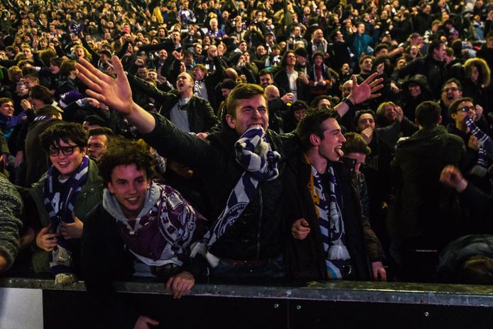 De fans van voetbalclub Beerschot-Wilrijk gaan van de hemel naar de hel in de belangrijke wedstrijd tegen Cercle Brugge die uiteindelijk verloren zal worden.