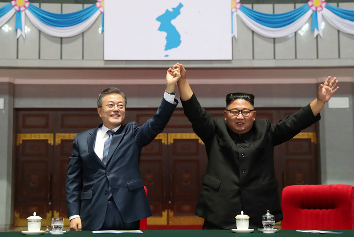 De Zuid Koreaanse president Moon Jae-in (links) en de Noord-Koreaanse leider Kim Jong-un spraken tijdens een driedaagse top al over denuclearisatie.