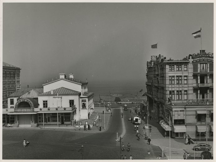 De Palacestraat in 1955. Met links, naast Palais de Danse, de souvenirwinkel van Sinnema, en rechts het Palacehotel. Allemaal gesloopt.