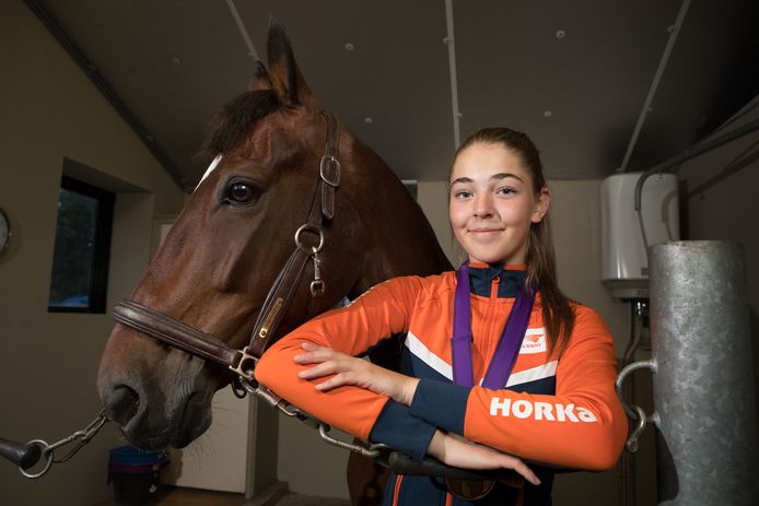 Sophie Weening heeft met pony Hip Hop brons gewonnen op het EK Eventing.