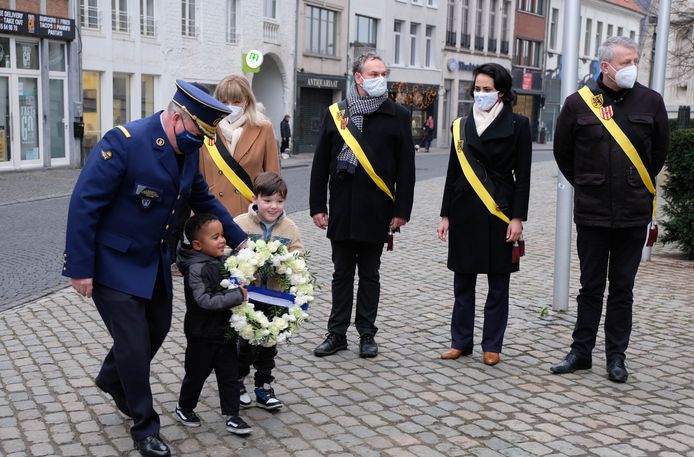 In Mechelen werd aan het Monument voor Verongelukte, Vermoorde en Vermiste Kinderen een wake gehouden voor Dean.