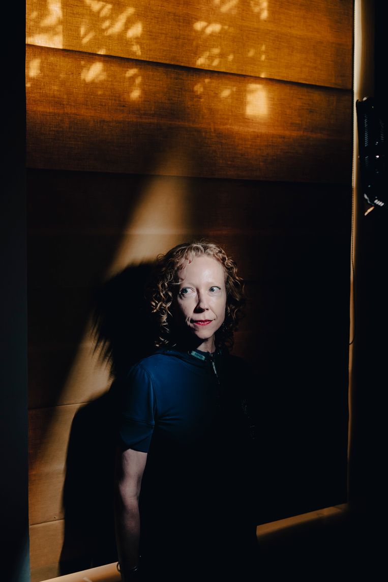 ‘Op reis gaan is niet echt mijn ding. Te avontuurlijk. Ik zit graag thuis, daar is alles overzichtelijk. Ik voel mij namelijk heel snel hulpeloos.’ Beeld © Stefaan Temmerman