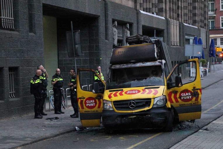 Busje rijdt in op politie op Muntplein in Centrum, schoten ...