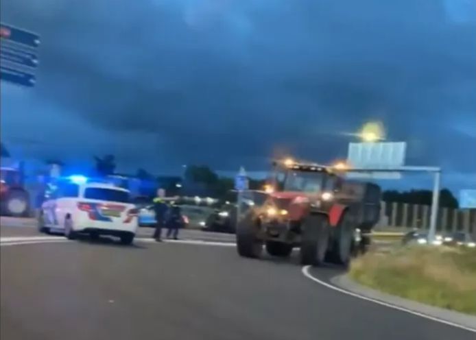 Een Nederlandse agent schiet op een voorbijrijdende tractor.