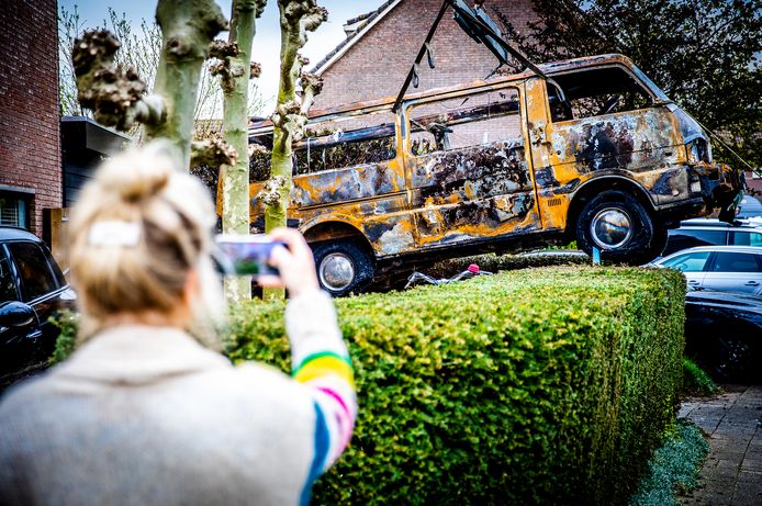 Kelly Karsten maakt een filmpje van het wegtakelen van hun uitgebrande camper. Zondag stond het voertuig in brand op hun oprit aan de Pijlstaart in Oud-Beijerland.