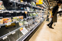 NIJKERK - Lege schappen in een supermarkt. Vanwege de boerenprotesten bij distributiecentra kunnen diverse producten niet aangevuld worden in de winkel wat leidt tot lege schappen.