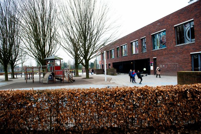 Nu spelen leerlingen van openbare basisschool De Reiziger nog op het schoolplein bij DOK Zuid, na de zomer moet dat ergens anders.