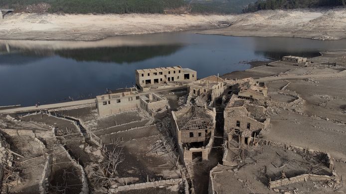 Het Spaanse spookdorp Aceredo in de regio Galicië staat weer bijna volledig boven water.