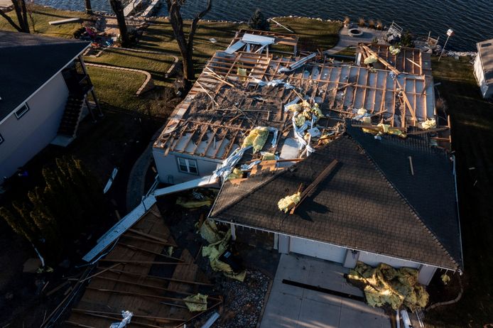 In Beaver Lake, Nebraska werd het dak van een woning gerukt.