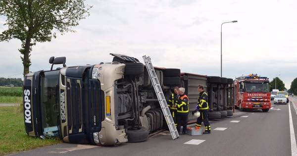Vrachtwagen met kaas gekanteld op de N327 bij Acquoy - De Gelderlander
