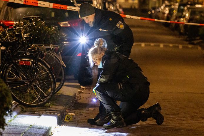 Er ging een explosief af bij een restaurant aan de Claes de Vrieslaan in Rotterdam.