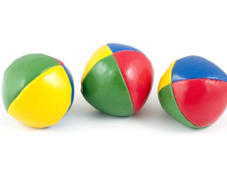 Yvonnes (49) grote droom is om te jongleren: ‘Drie tennisballen gekocht, maar het wil gewoon niet lukken’