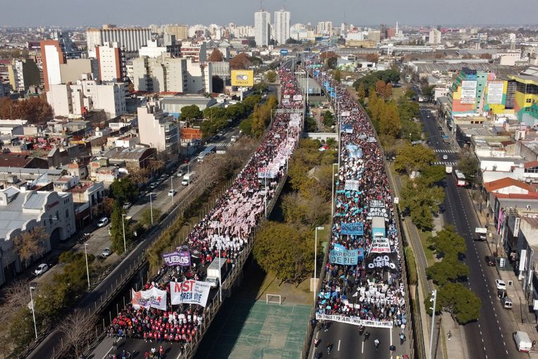 Archiefbeeld. Sociale bewegingen en linkse groeperingen protesteren tegen de regering in Buenos Aires. (09/06/22) Beeld AFP