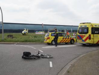 Oudere man op e-bike zwaargewond bij aanrijding met auto in Haarsteeg, traumahelikopter landt