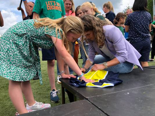 Lotte Hoogendoorn (10) laat haar shirt van de IJsclub Tilburg door Wüst signeren.