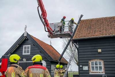 Daktrim waait los bij woning Poortvliet, hoogwerker ingezet