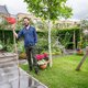 Tenor Peter Gijsbertsen werd hovenier en baalt er nu van dat de snackkomkommers naast de courgette staan