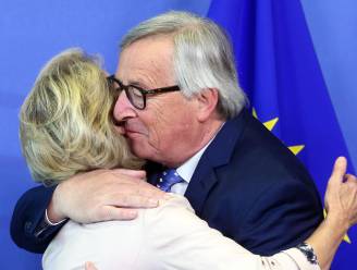 Alle knuffels en kussen ten spijt: ook Jean-Claude Juncker is niet blij met Von der Leyen