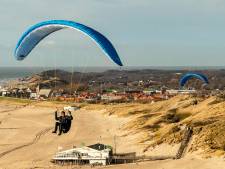 ‘Als kleurige vogels boven zee, strand en duinen’ 